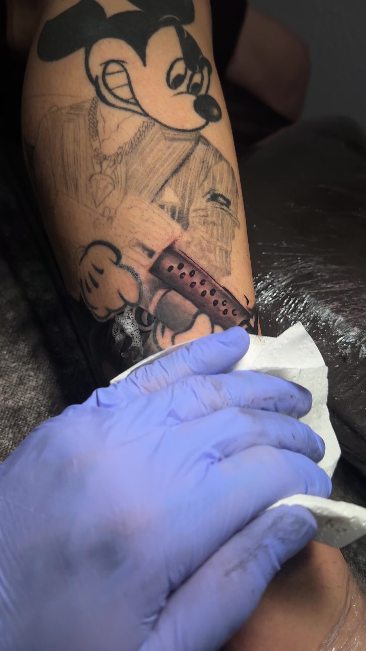 Pierna – Realismo oscuro · Leo Trillos Tattoo · Valencia